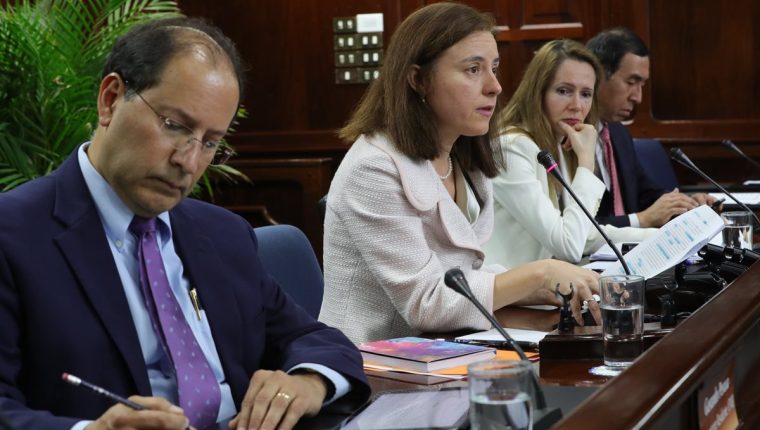 Cada año una misión del Fondo Monetario Internacional, hace una evaluación a los países de la región. La misión es dirigida por Esther Pérez Ruiz (al centro) y se espera que presentará su informe en las siguientes dos semanas. (Foto Prensa Libre: Estuardo Paredes)