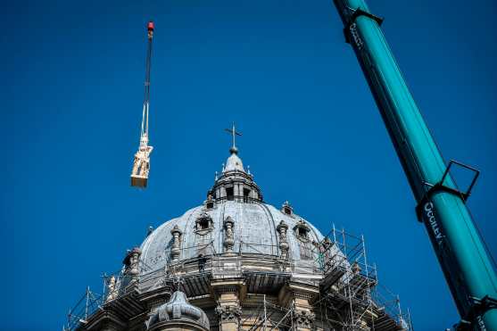 Una grúa levanta una de las esculturas de genios y ángeles restauradas durante su reinstalación en la cúpula de la iglesia de Notre Dame. Foto Prensa Libre: AFP