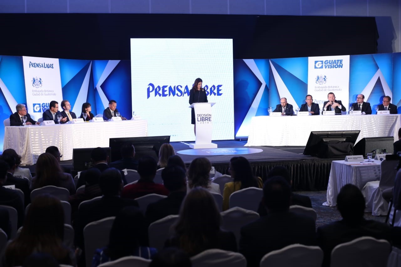 Veinte candidatos de partidos políticos expusieron planes que impulsarán en el Congreso y respondieron preguntas a universitarios. (Foto Prensa Libre: Erick Ávila) 