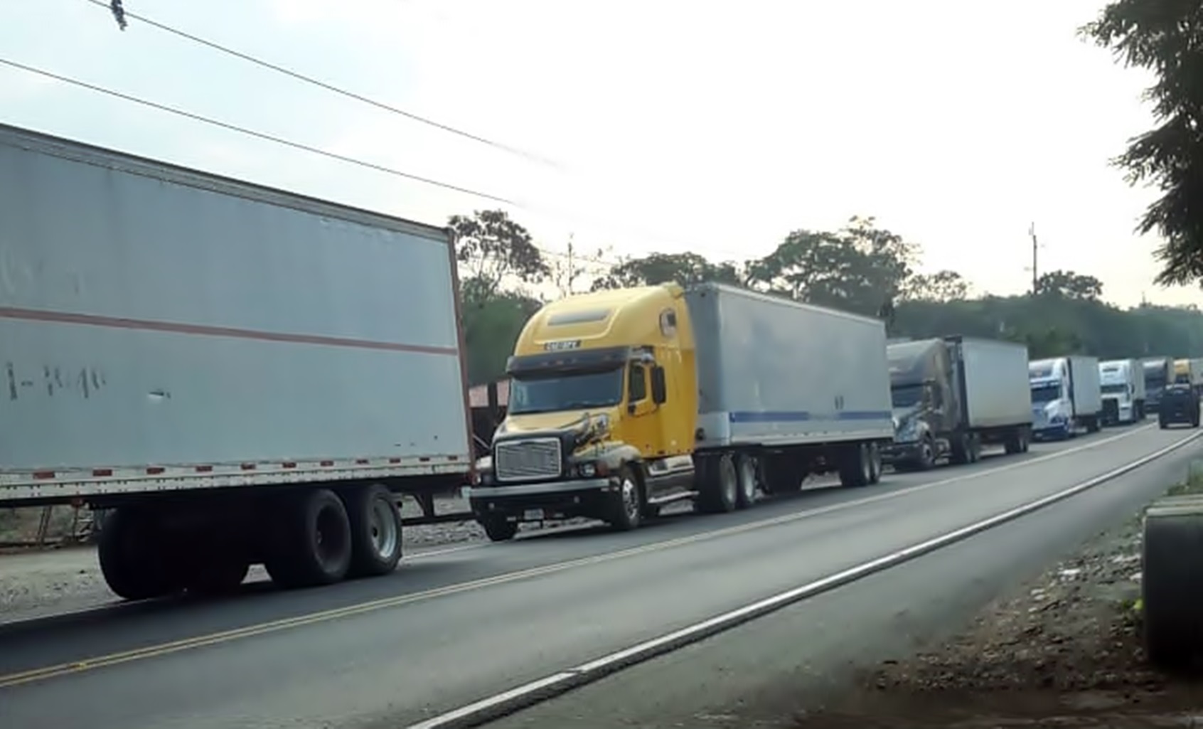 Segundo día de bloqueo causa más de 10 km de filas hacia el Suroccidente. (Foto Prensa Libre: Alex Coyoy)