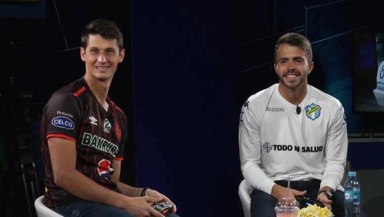 Nicholas Hagen y Rodrigo Saravia demostraron su buen humor durante "el reto Fifa". (Foto Prensa Libre: Francisco Sánchez)