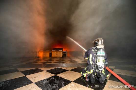 Los bomberos trabajaron por varias horas para combatir el incendio. Foto Prensa Libre: EFE