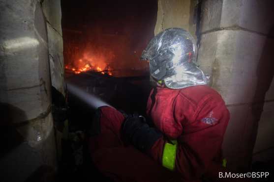 Bomberos laboraron por turnos para poder extinguir el siniestro. Foto Prensa Libre: EFE