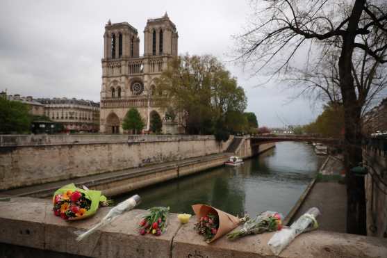 Arreglos florales han dejado los visitantes en los alrededores de la Catedral de Notre Dame. Foto Prensa Libre: AFP