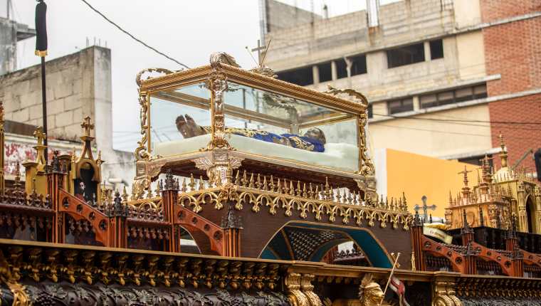 Señor Sepultado del Templo de Santo Domingo es cargado en hombros en las calles de la zona 1 capitalina. Fotografía Prensa Libre: Juan Diego González