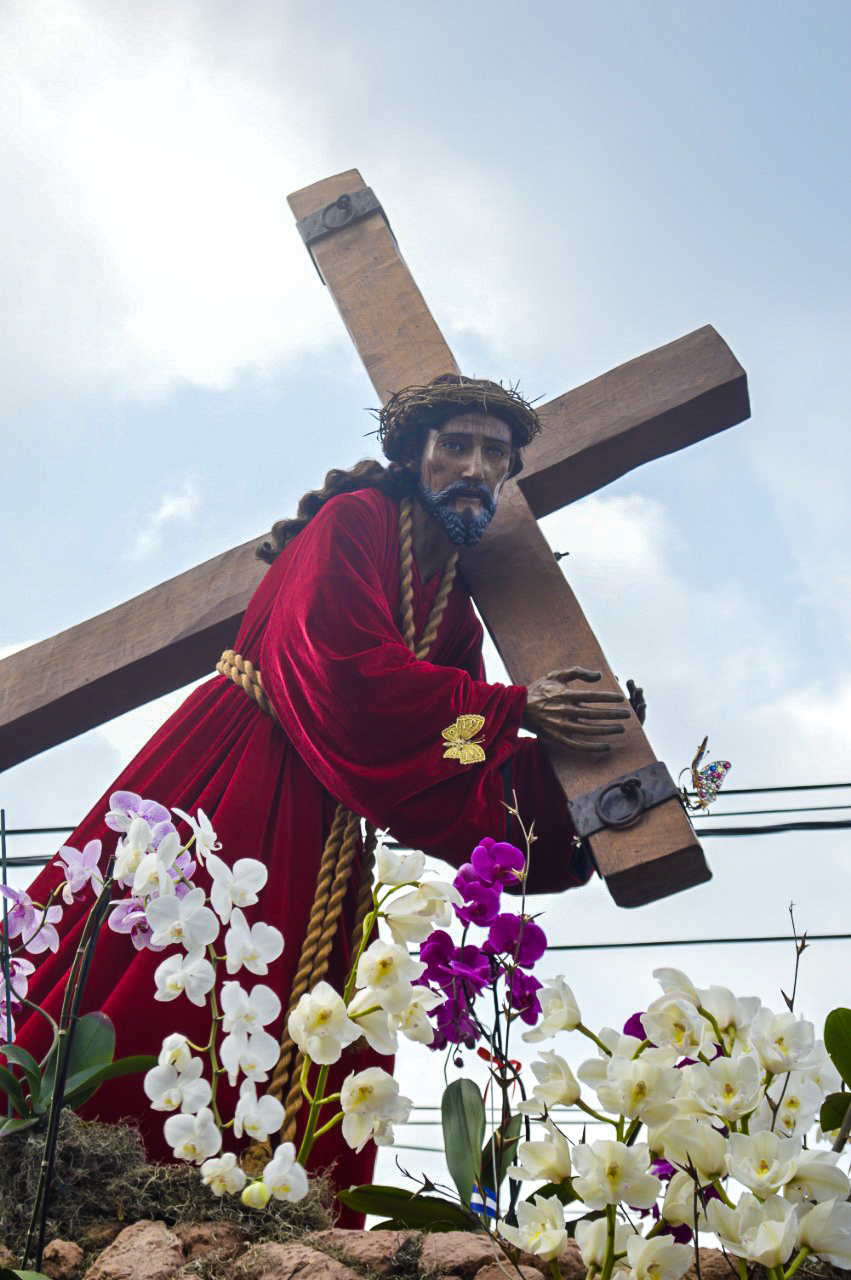 La procesión de Jesús Nazareno de la Merced fue llevado en hombros por las principales calles de la Antigua Guatemala. Fotografía Prensa Libre: María Reneé Barrientos