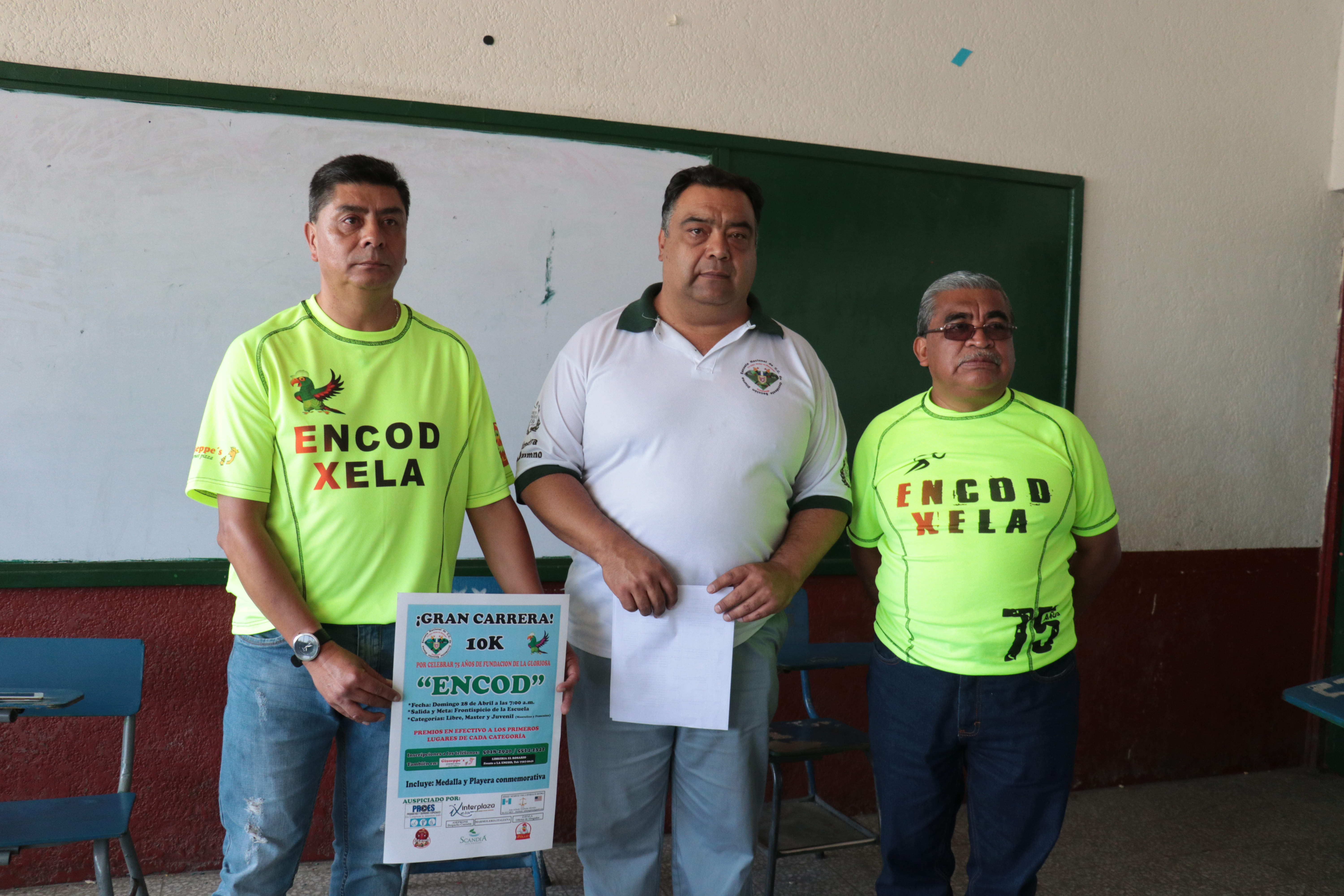Miembros de la Junta Directiva de Exalumnos dieron detalles de las actividades y de la Carrera 10K. (Foto Prensa Libre: Raúl Juárez)
