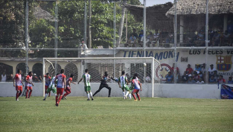 Iztapa y Antigua GFC nivelaron 0-0 el sábado recién pasado en el estadio El Morón, en un encuentro que estuvo salpicado por un grosero error arbitral (Foto Prensa Libre: Carlos Paredes)