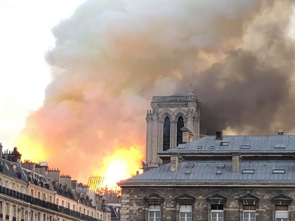 El periodista mexicano Herly Arámbula fotografío el incendio de la Catedral de Notre  Dame durante una visita a la icónica construcción este lunes. (Foto Prensa Libre: Cortesía Herly Arámbula)
