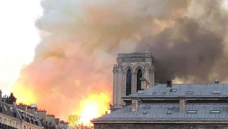 El periodista mexicano Herly Arámbula fotografío el incendio de la Catedral de Notre  Dame durante una visita a la icónica construcción este lunes. (Foto Prensa Libre: Cortesía Herly Arámbula)