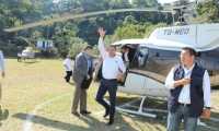 El presidente Jimmy Morales  utilizó el helicóptero de Mario Estrada para una visita a San Marcos. (Foto Prensa Libre: SCSP)