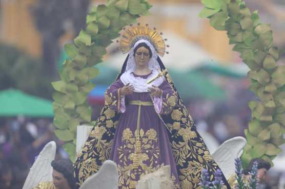 La Virgen de Dolores acompañó el cortejo del quinto domingo de Cuaresma. Foto Prensa Libre: Jorge Ordóñez