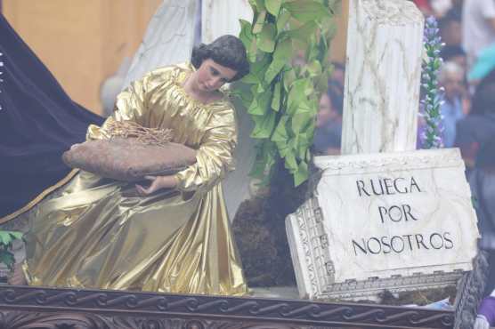 Un ángel portaba un cojín con símbolos de la pasión de Jesús. Foto Prensa Libre: Jorge Ordóñez