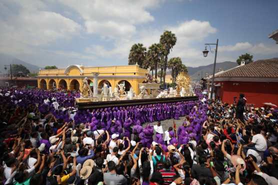 Jesús de la Caída a su paso por el Tanque de la Unión en Antigua Guatemala. Foto Prensa Libre: Jorge Ordóñez