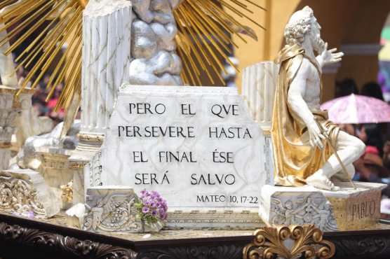 Y cerraba con la segunda parte del versículo en la parte de atrás de las andas. Foto Prensa LIbre: Jorge Ordóñez
