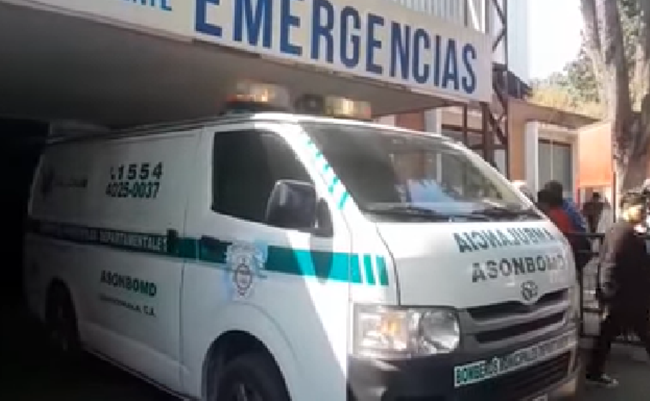 El joven fue trasladado por los Bomberos Municipales Departamentales al Hospital Regional de Occidente. (Foto Prensa Libre: María Longo) 
