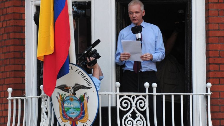 El fundador de WikiLeaks, Julian Assange, entró al edificio de la embajada de Ecuador el 19 de junio de 2012 para evitar la extradición a Suecia, que solicitó interrogarlo sobre presuntos asaltos sexuales. (Foto Prensa Libre: Hemeroteca PL)