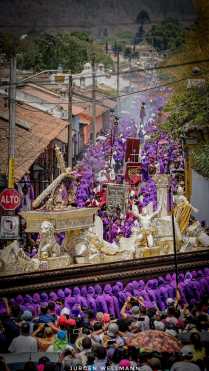 El cortejo tiene una longitud de más de 10 cuadras. Foto Prensa Libre: Jurgen Wellmann