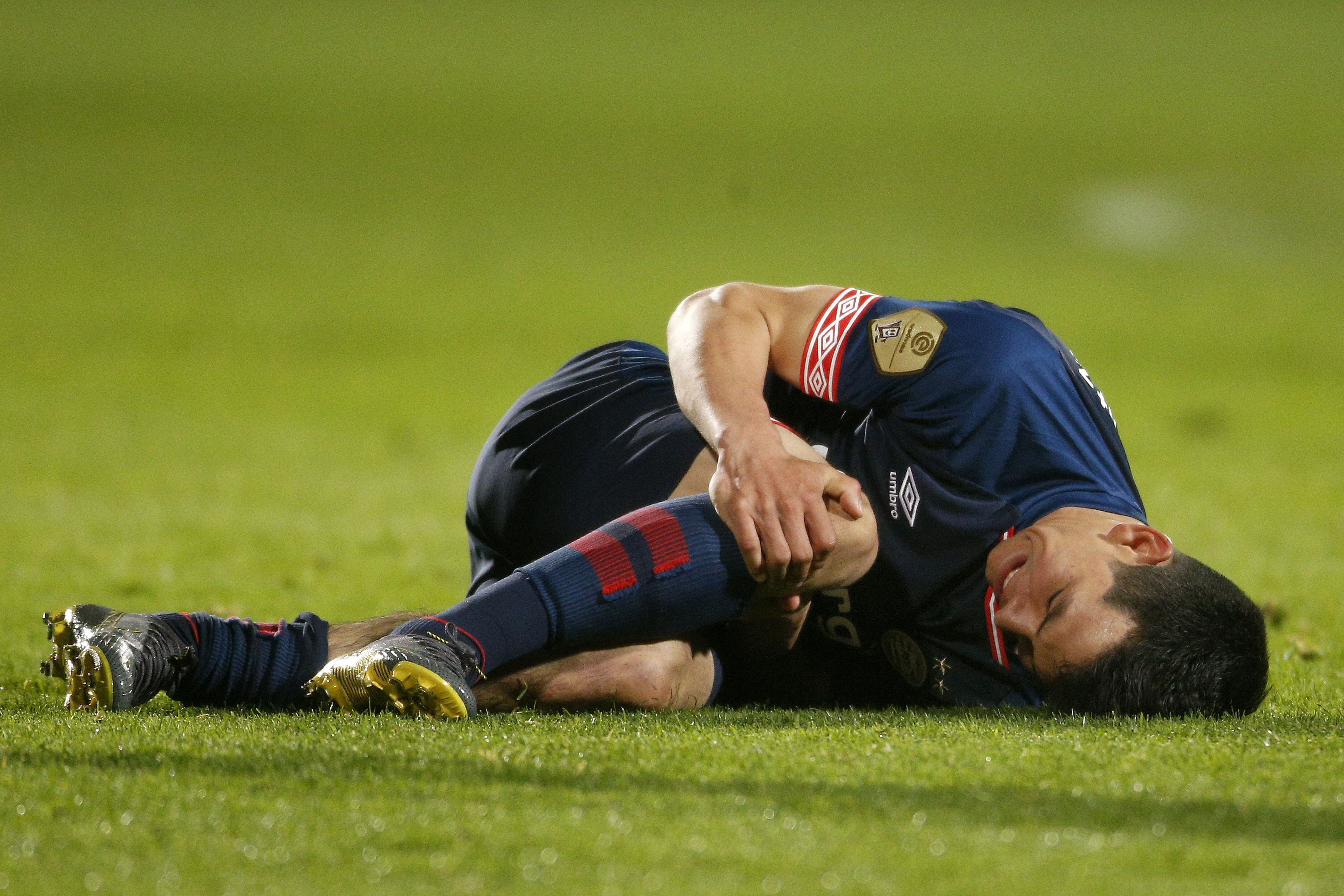 Hirving Lozano de PSV cae luego de una falta este jueves en un partido del torneo holandés Eredivisie. (Foto Prensa Libre: EFE)