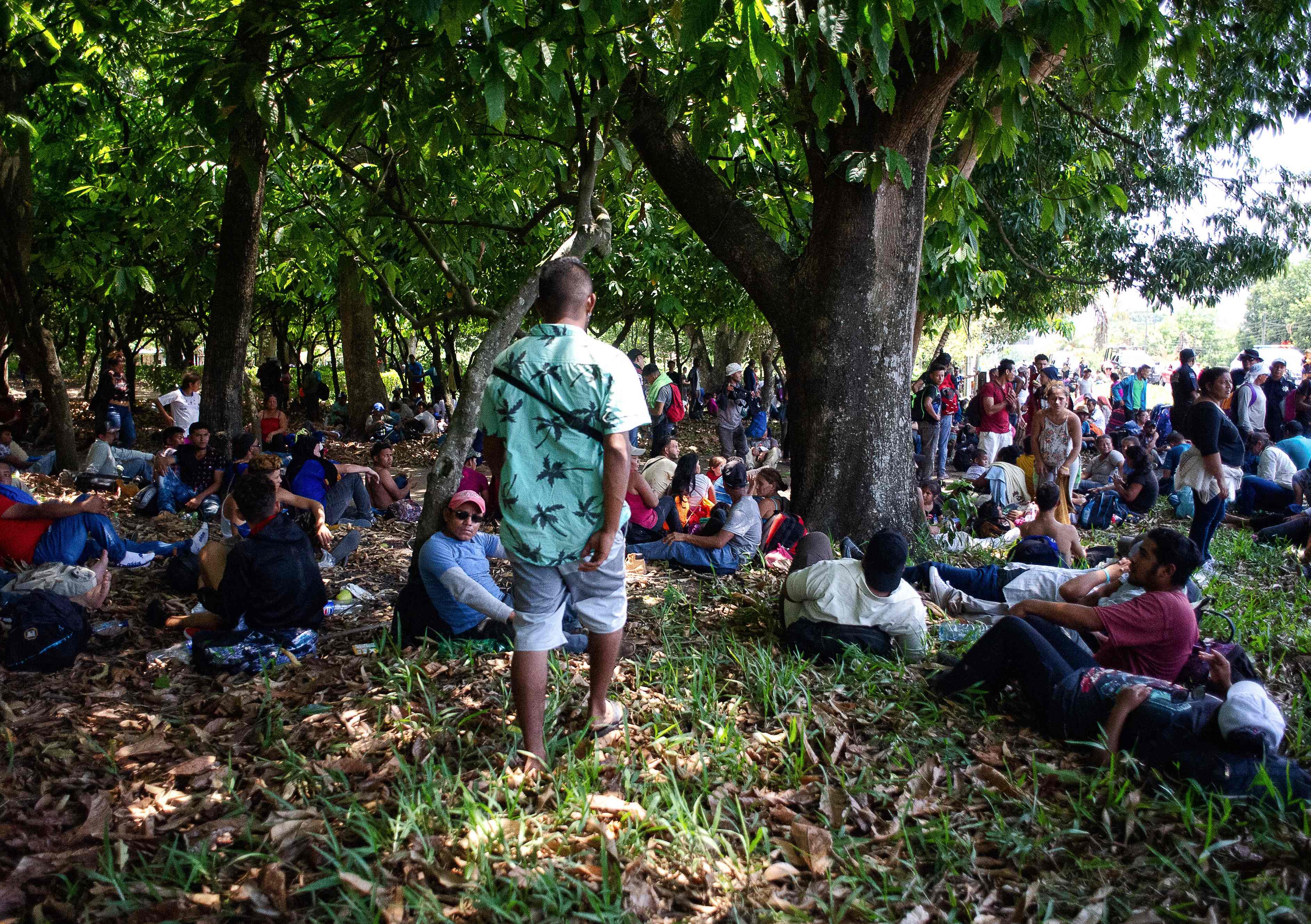 Migrantes centroamericanos descansan en una localidad entre Metapa y Tapachula, México. (Foto Prensa Libre: AFP)