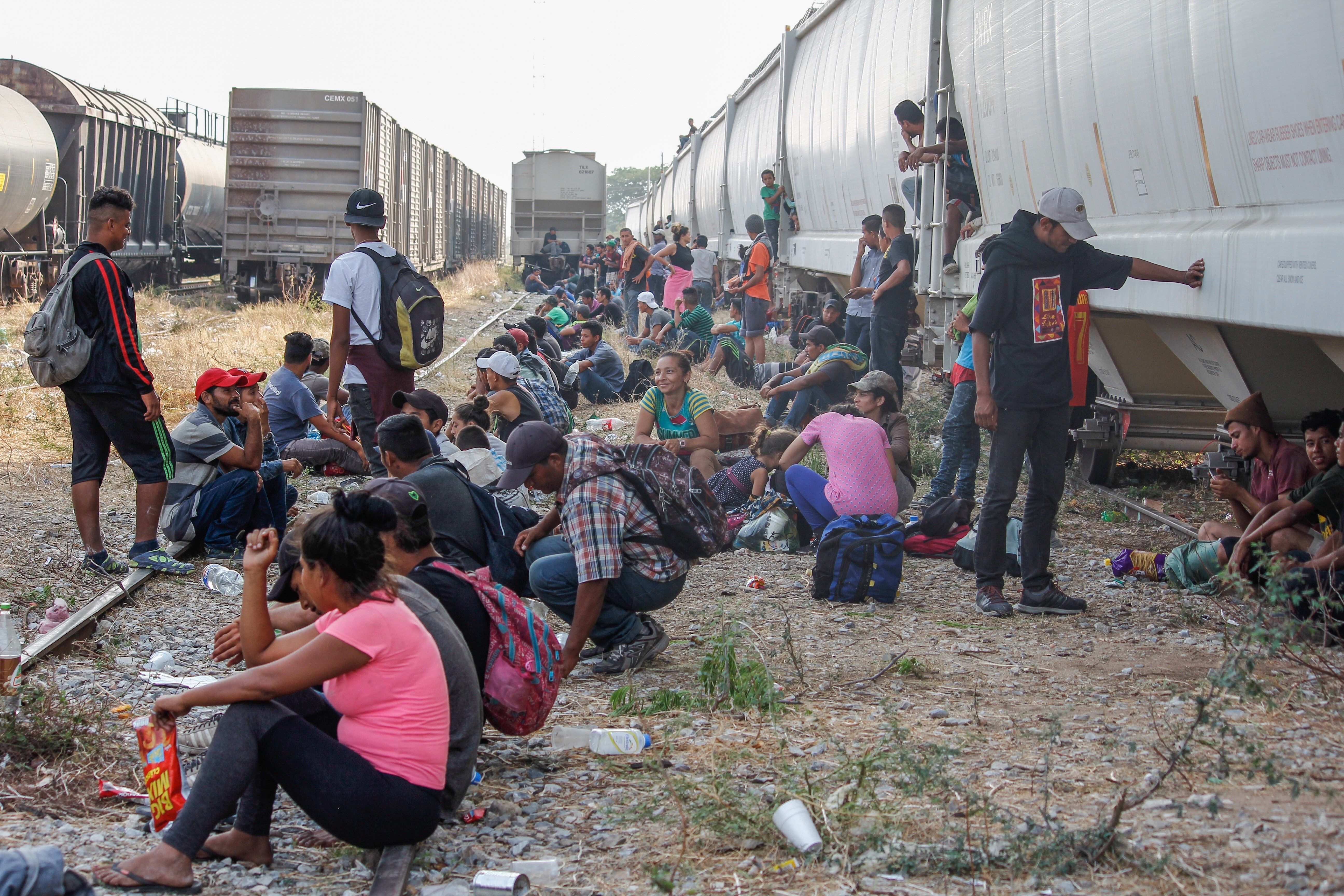 Migrantes centroamericanos esperan abordar las góndolas del tren "La Bestia" en el municipio de Ixtepec, Oaxaca, México. (Foto Prensa Libre: Efe)
