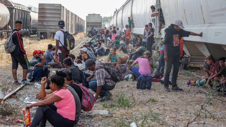 Migrantes centroamericanos esperan abordar las góndolas del tren "La Bestia" en el municipio de Ixtepec, Oaxaca, México. (Foto Prensa Libre: Efe)
