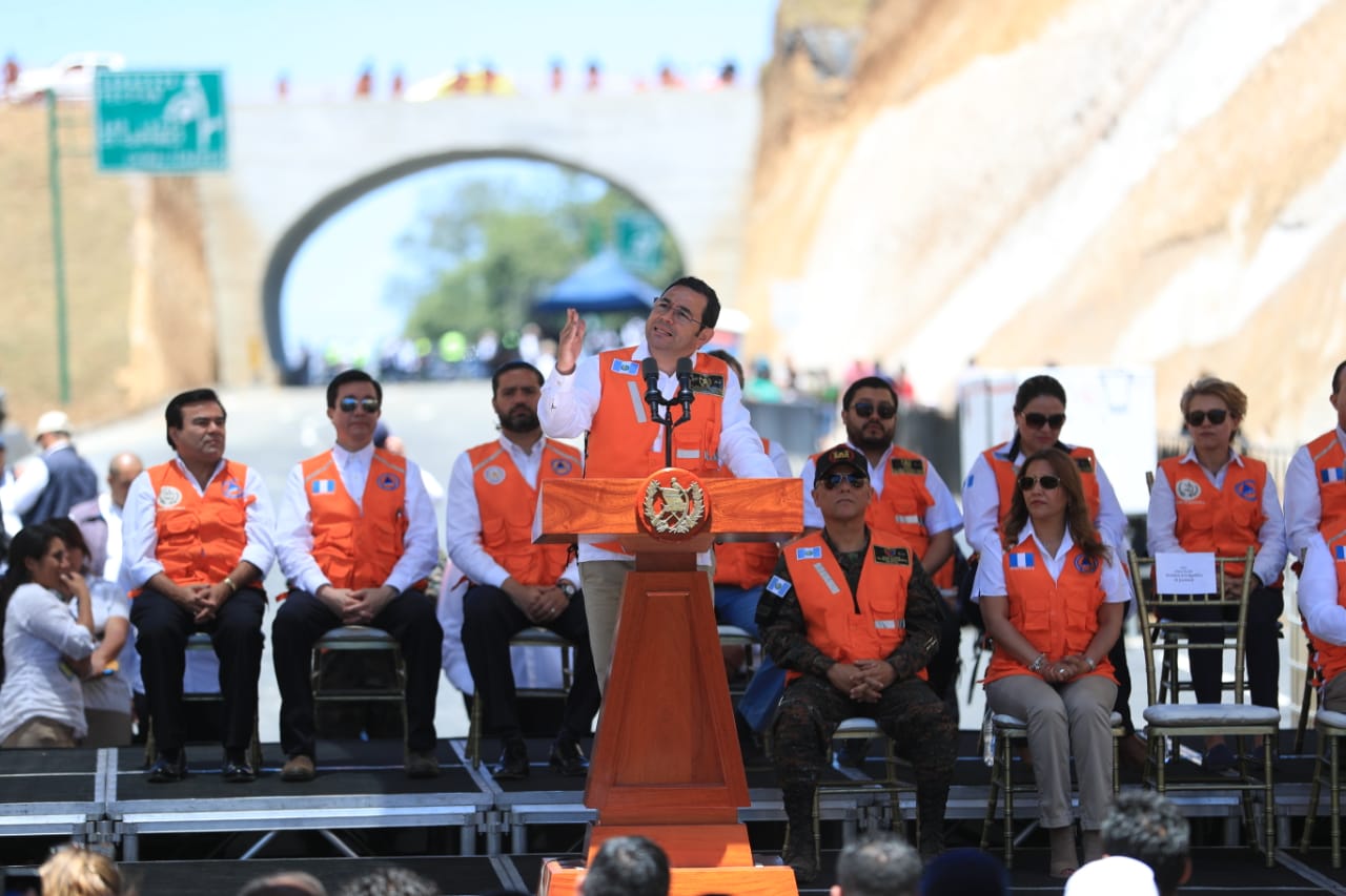 El presidente Jimmy Morales, en la "supervisión" del libramiento de Chimaltenango. (Foto Prensa Libre: Carlos Hernández)