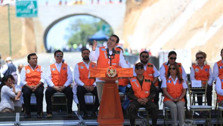 El presidente Jimmy Morales, en la "supervisión" del libramiento de Chimaltenango. (Foto Prensa Libre: Carlos Hernández)