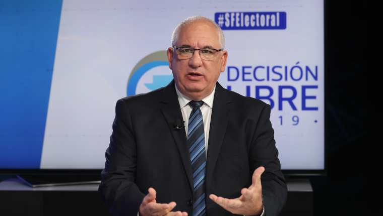 El candidato presidencial por Viva, Isaac Farchi, considera que es factible aplicar la experiencia de Israel en Guatemala. (Foto Prensa Libre: Érick Ávila)
