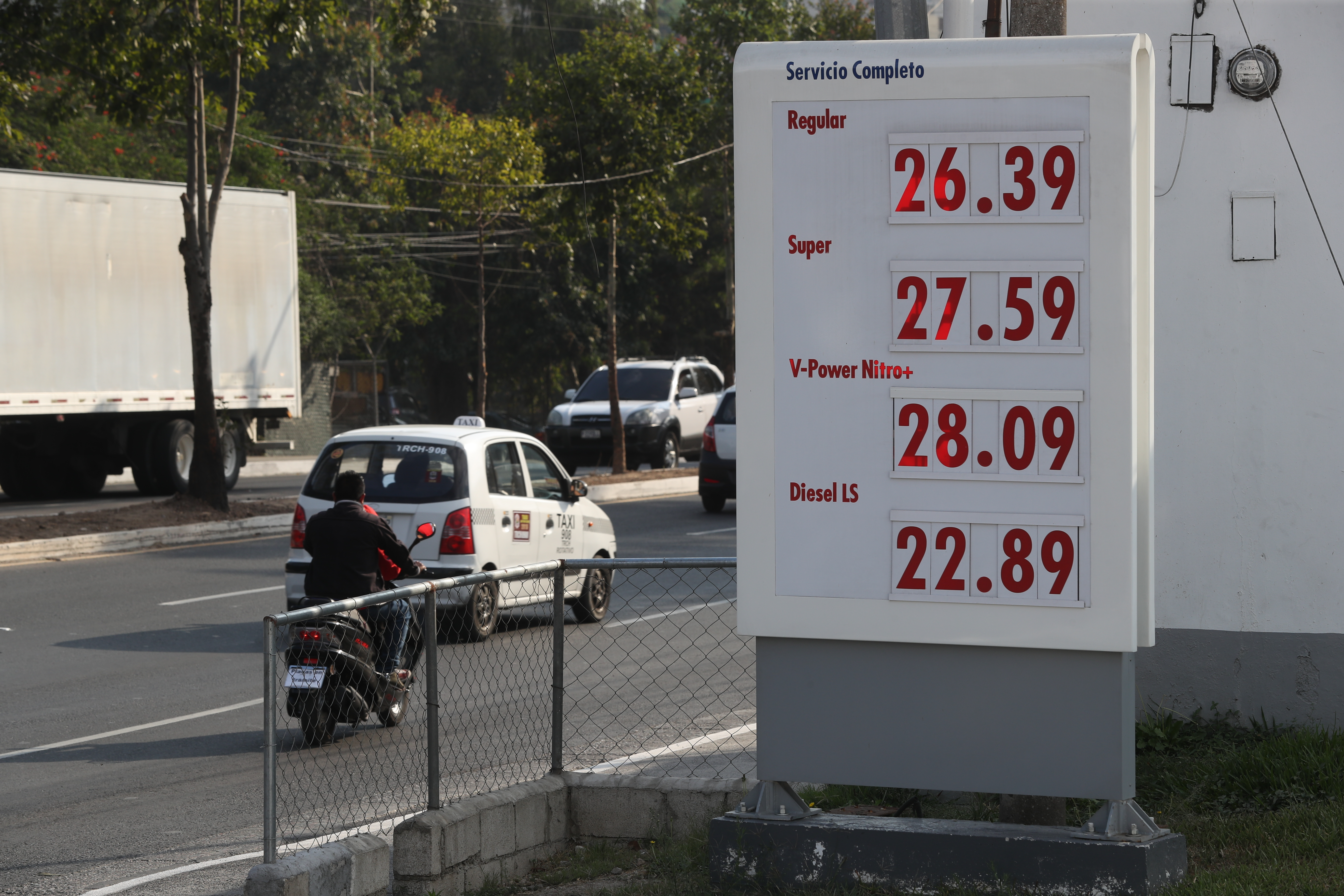 Precios de gasolinas y diésel que se observaron en algunas estaciones de servicio este miércoles 3 de abril del 2019. (Foto Prensa Libre: Esbin García)