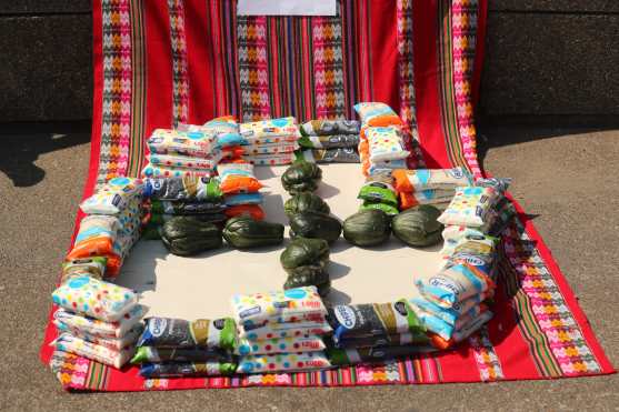 En una de las estaciones colocan comida en señal de ayuda al migrante.