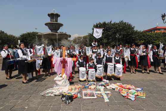La Banda Musical del Colegio de señoritas el Rosario participò en el vicrucís.