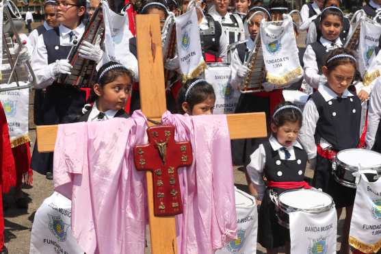 En una de las estaciones participaron varios niños quienes realizaron oraciones por los viajeros.