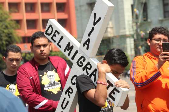 Este viernes se llevó a cabo la 18 edición del Viacrucis del Migrante, en la plaza de la Constitución.