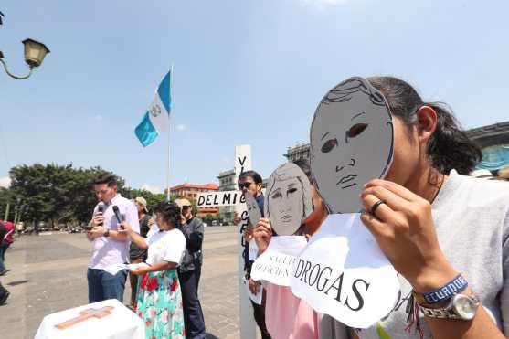 El viacrucis es dedicado a los miles de centroamericanos que a partir del año pasado han caminado en busca de un mejor futuro con numerosas caravanas a través de Guatemala.