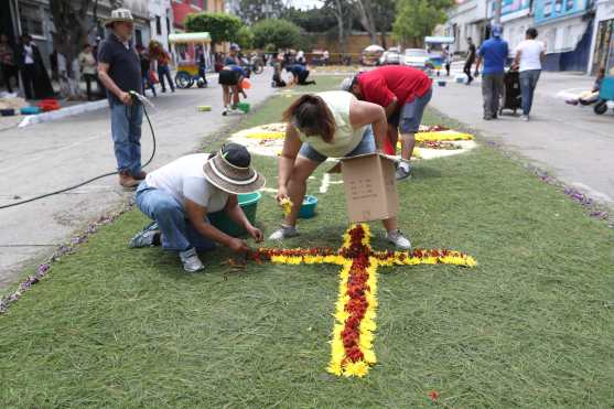 Las procesiones de barrio son esperadas por quienes no viajan a la Antigua Guatemala. 