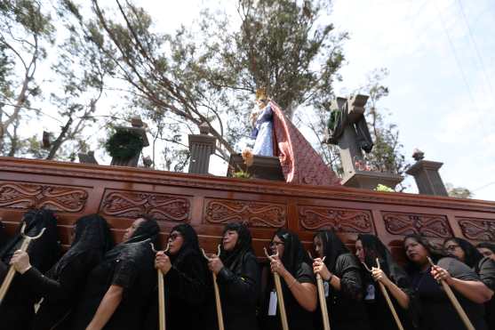 La dolorosa de la iglesia Santa Marta en la zona 3 fue llevada en hombros por mujeres vestidas de negro. 