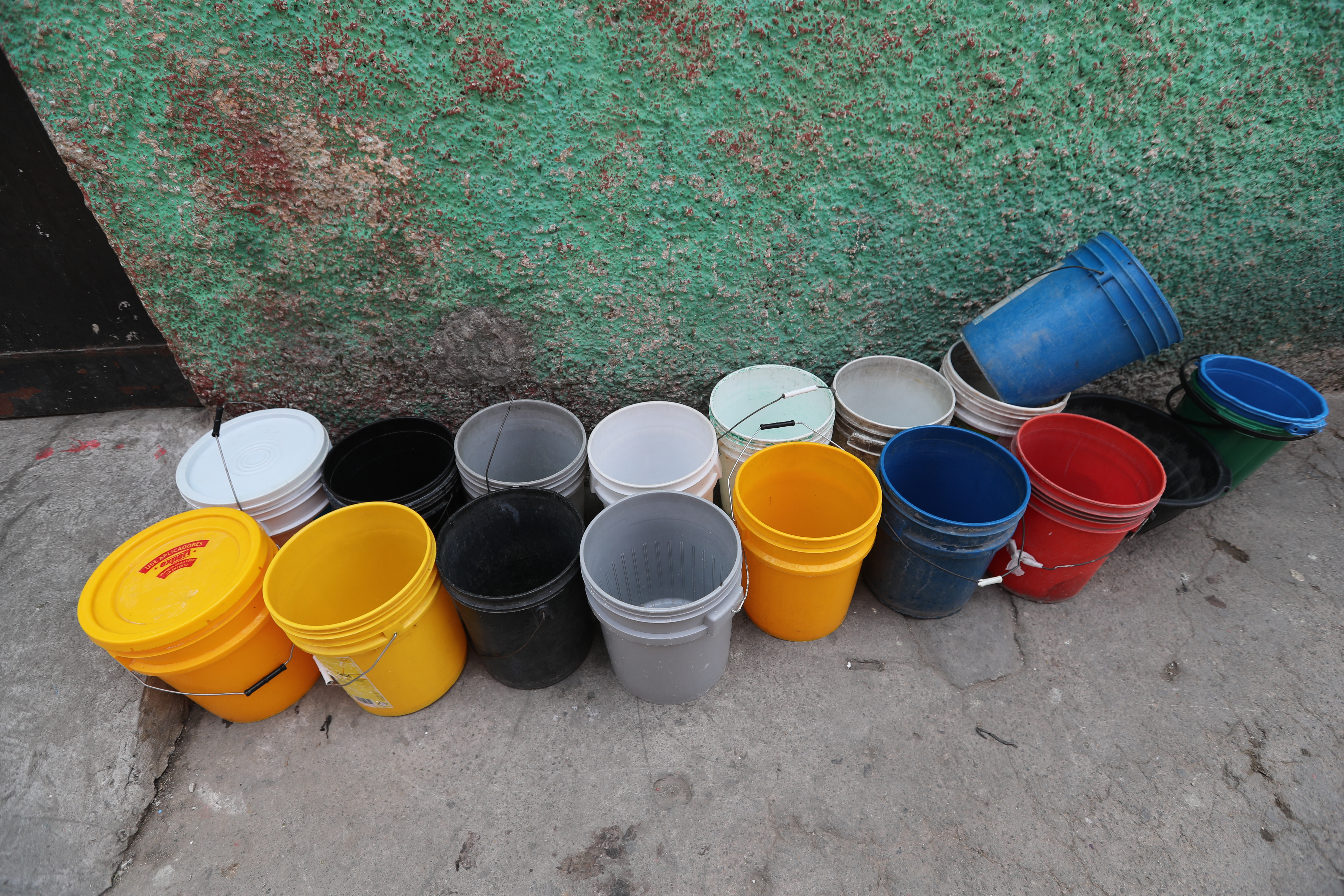 Vecinos de la colonia La Ruedita zona 3 capitalina, sufren escasez de agua entubada.