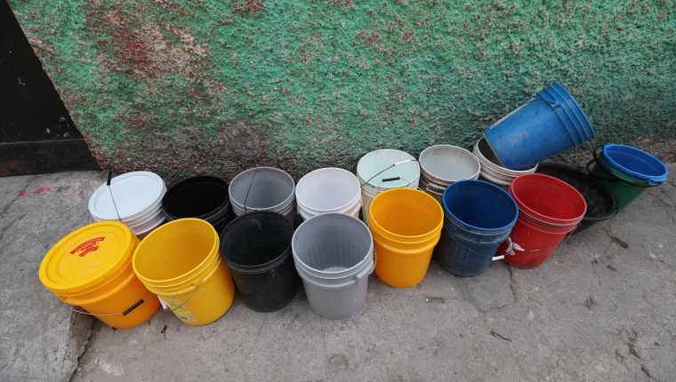 Vecinos de la colonia La Ruedita zona 3 capitalina, sufren escasez de agua entubada.