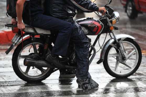 Las personas que manejan motocicletas utilizan calzado especial y un traje de plástico. Foto Prensa Libre: Carlos Hernández 