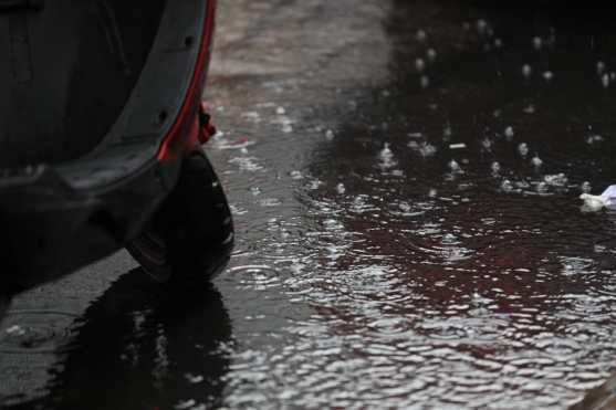 Desde la semana pasada se han sentido leves lloviznas en la capital. Foto Prensa Libre: Carlos Hernández 