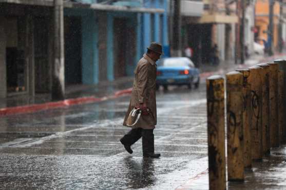 Según las autoridades, las lluvias prevalecerán hasta el jueves. Foto Prensa Libre: Carlos Hernández