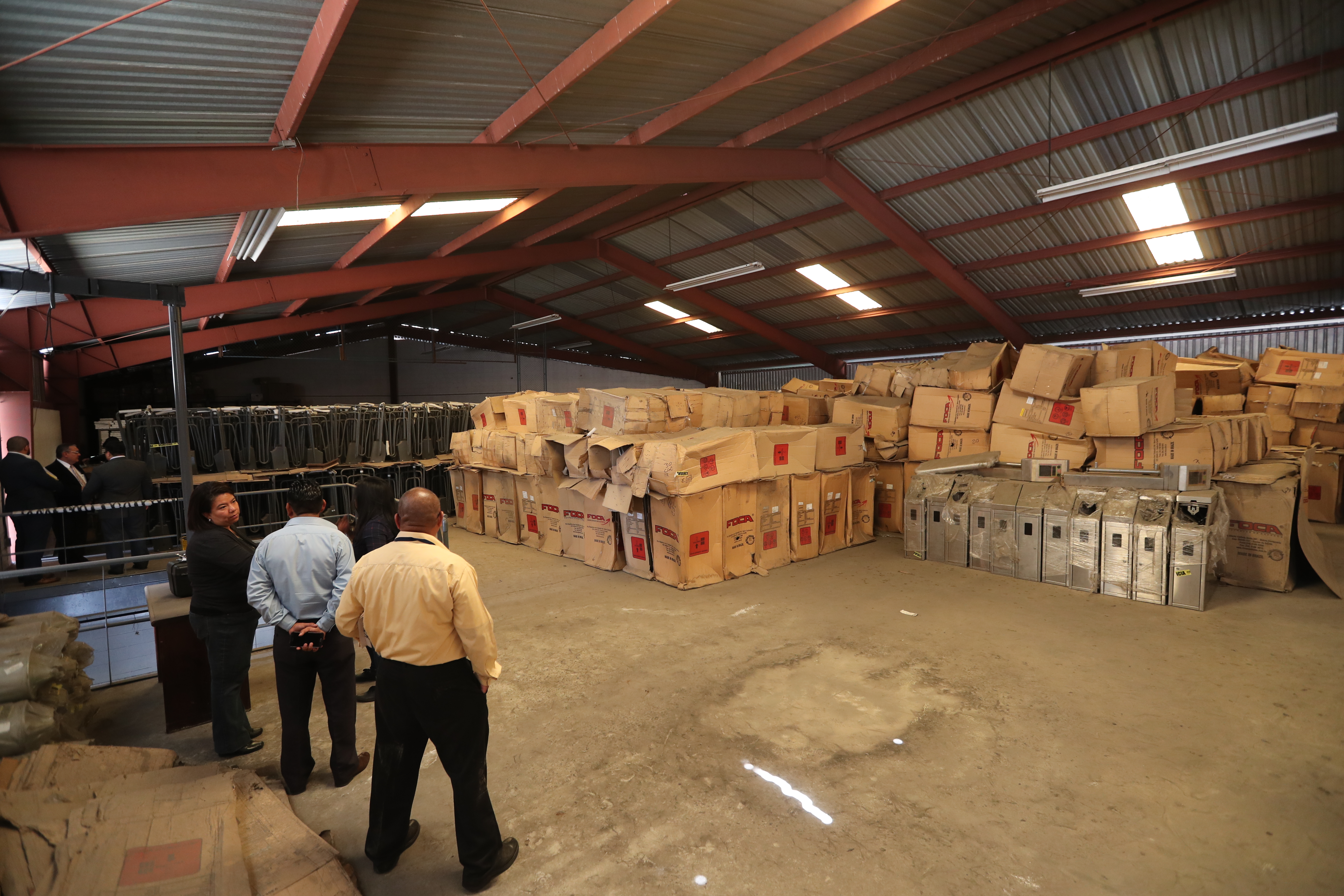 El juez Undécimo, Eduardo Cojulún, revisa la bodega del Transurbano donde se encuentra equipo en mal estado.
