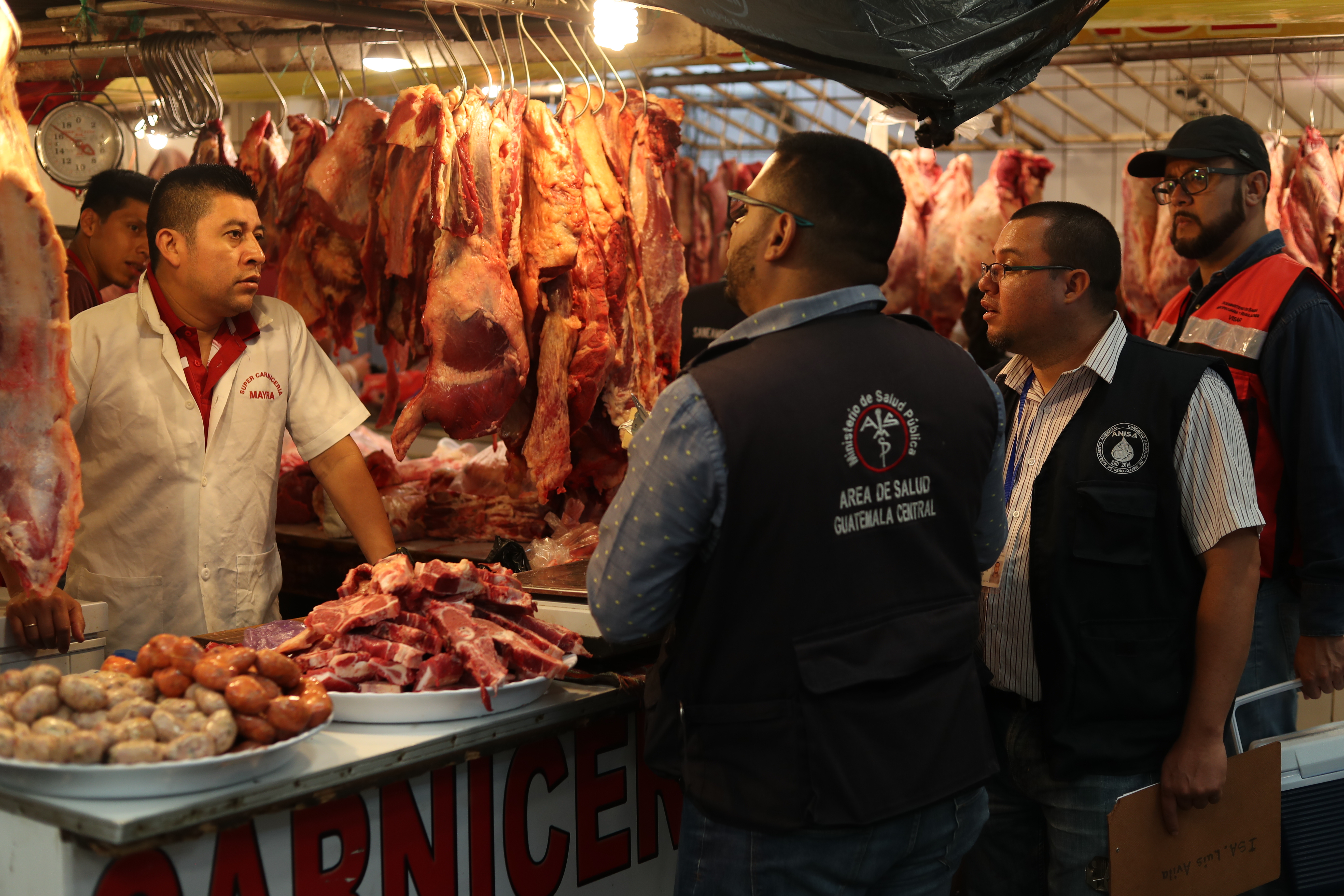 Personal del Ministerio de Salud, del Maga y Diaco llegaron al Mercado Sur 2 para supervisar la venta de carne. (Foto Prensa Libre: Esbin García)