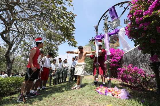 Cada estación recibió ofrendas de víveres que serán entregados a personas de escasos recursos.