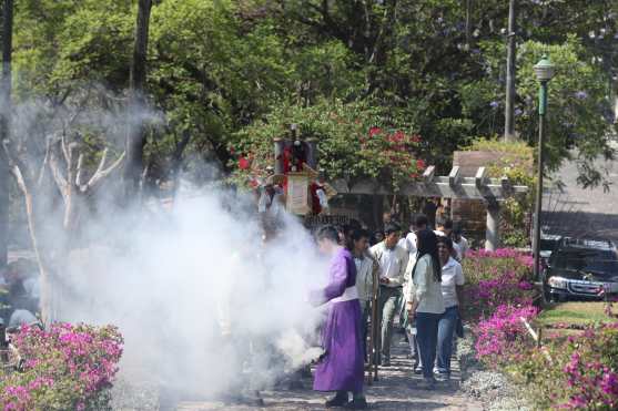 El color de las flores se fusionaba con el humo del incienso mientras avanzaba la procesión.