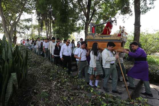 El Cerrito del Carmen fue hecho para rezar el viacrucis y sus veredas se conectan entre estaciones.