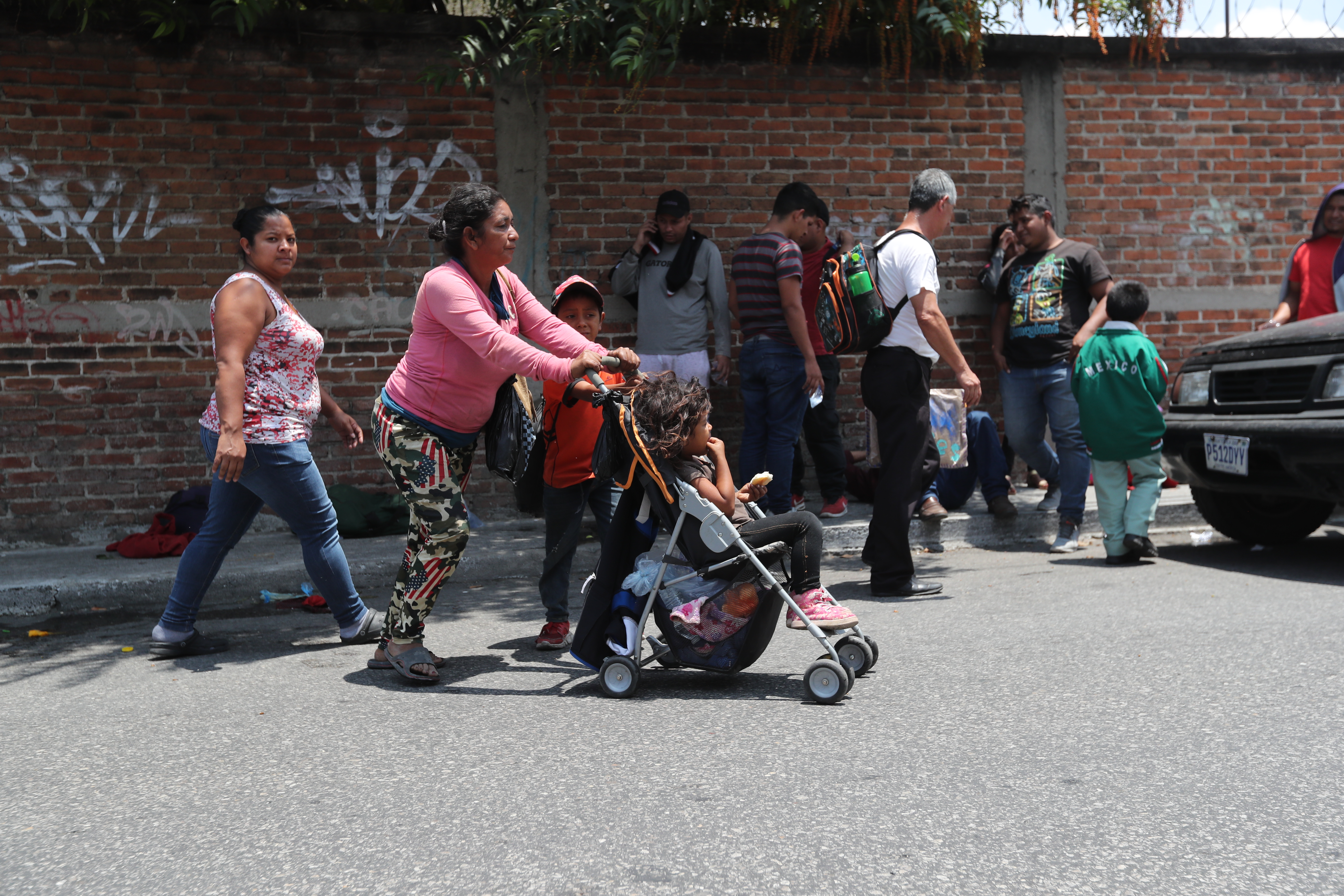Migrantes hondureños ingresaron a Guatemala este jueves.