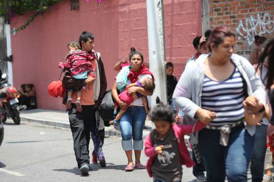 Una familia llega a la Casa del Migrante.