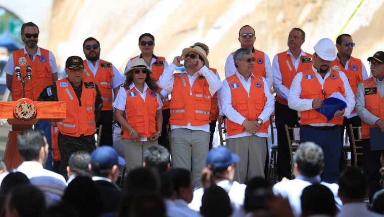 Jimmy Morales llevó al Gabinete para la apertura del libramiento de Chimaltenango, algo que el Ejecutivo insiste que fue una supervisión y no una inauguración. (Foto Prensa Libre: Hemeroteca PL)